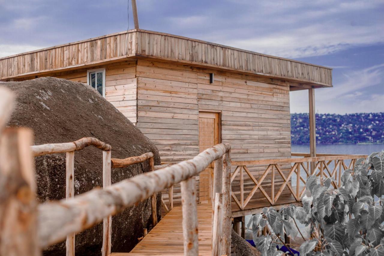 Single Cabin With Lake View Мванза Екстериор снимка